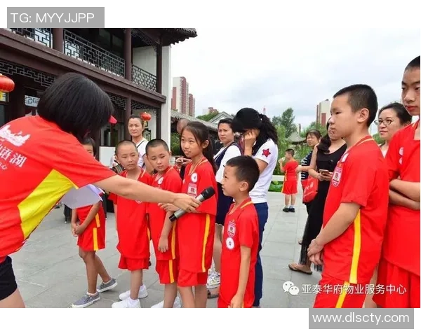 足球明星亲临校园与小朋友互动签名传递梦想与激情 足球明星亲临校园与小朋友互动签名传递梦想与激情